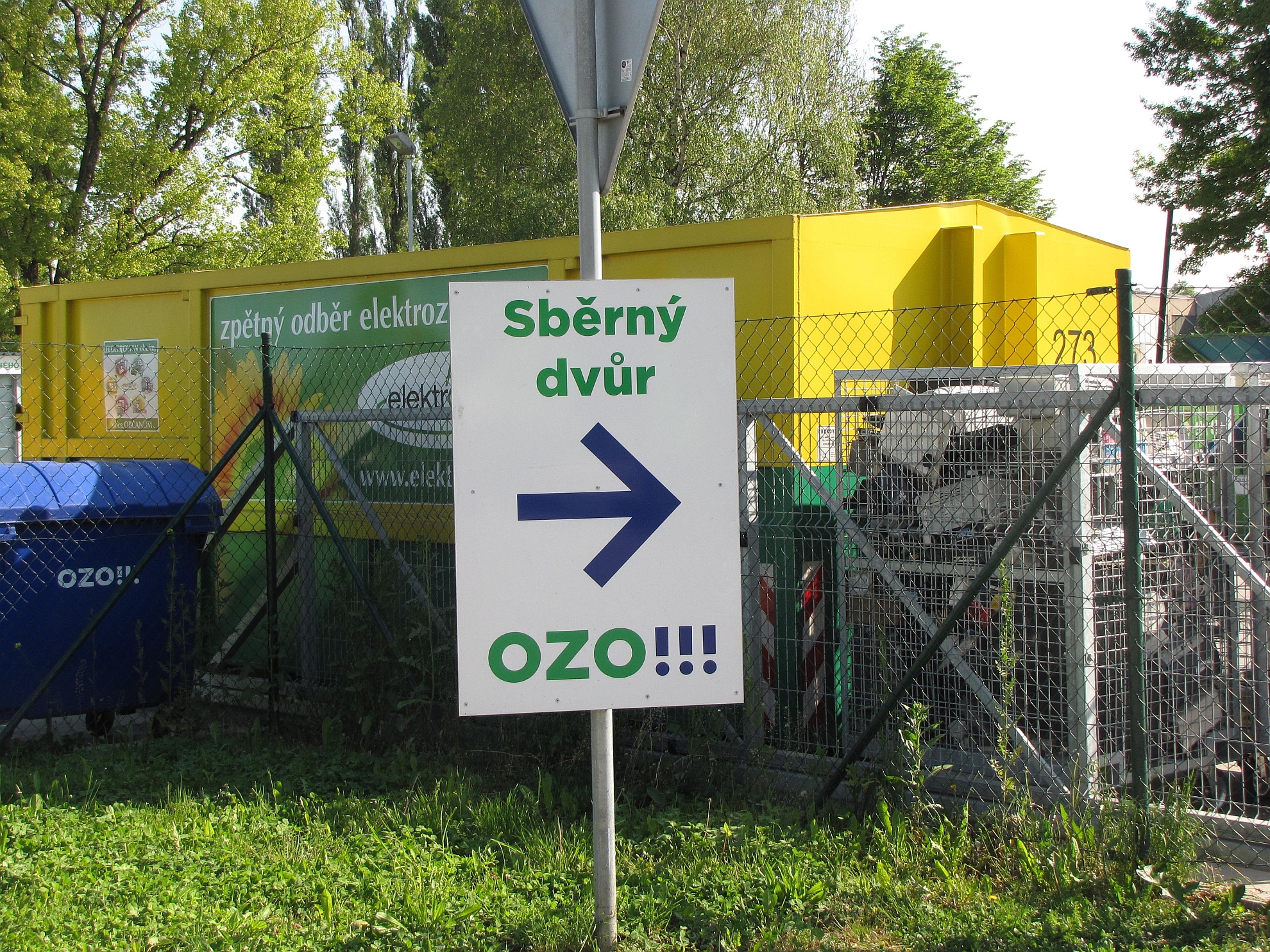 Velkoobjemový odpad patří do sběrného dvora. Zdroj: OZO Ostrava. Velkoobjemový odpad patří do sběrného dvora. Zdroj: OZO Ostrava.